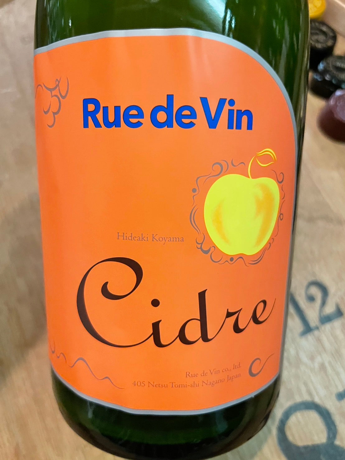 長野のワイナリー〈Rue de Vin(リュードヴァン)〉が手がける、リンゴから造られるスパークリングワイン「シードル」は、長野産リンゴを使用した珍しく美味しい果実酒です。醸造家・小山英明氏が手がけるオリジナルなシードルで、果樹の恵みを活かし、優しい泡立ちと適度な酸味、酵母由来の旨味とコクが絶妙に調和。甘さを残さない洗練された味わいで、食中酒としても相性抜群です。フレッシュでチャーミングな香りとフルーティーな飲み口は、飲みやすく初心者にもおすすめ。数量限定の貴重な一本で、特別な日や誕生日、記念日、お祝いのギフトとして喜ばれる逸品です。岐阜・各務原のワインショップ・ワイン専門店のfinewineしばた屋の店舗やオンラインショップ・ネットショップでの通販も可能です。ソムリエやソムリエールもおすすめする人気ワイン。注目される斬新で個性豊かな国産リンゴのスパークリングワインとして、ぜひご自宅で特別なひとときをお楽しみください。